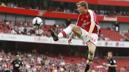 Nicklas Bendtner menghabiskan waktu 9 tahun (2005-2019) saat berkarier di Liga Inggris selama bersama Arsenal. Ia tercatat telah melesatkan 32 gol dan 16 assists dari total 136 penampilannya. Pemain yang terkenal dengan kontroversinya tersebut ternyata merupakan salah satu jebolan dari akademi FC Copenhagen. Bendtner pernah membela tim akademi ibu kota Denmark tersebut selama dua tahun, yaitu dari 2002 hingga 2004. (AFP/Ian Kington)