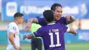 Pemain Persita Tangerang, Ryuji Utomo bersama Muhammad Toha merayakan kemenangan atas Persik Kediri dalam lanjutan BRI Liga 1 di Indomilk Arena, Tangerang, Jumat (7/2/2025). (Bola.com/M Iqbal Ichsan)