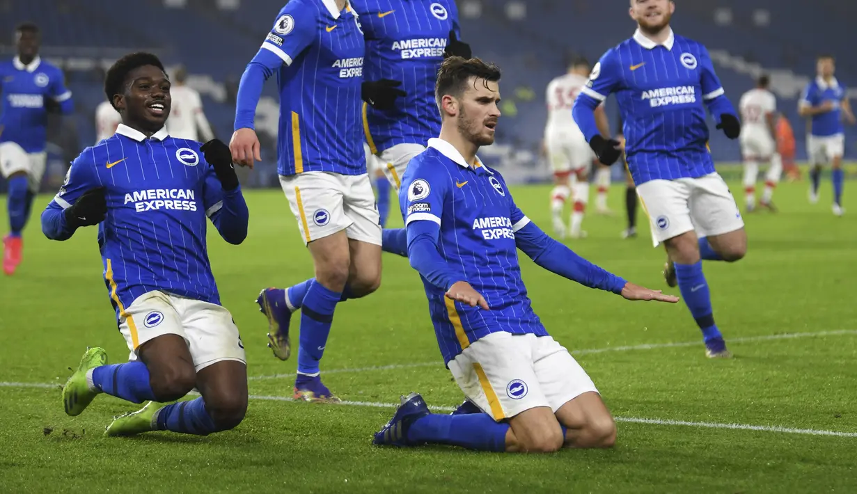 Gelandang Brighton & Hove Albion, Pascal Gross (tengah) berselebrasi usai mencetak gol ke gawang Southampton pada pertandingan lanjutan Liga Inggris di Stadion Falmer, Brighton, Inggris, Selasa (8/12/2020). Southampton Menang Tipis atas Brighton 2-1. (Mike Hewitt / Pool Via AP)
