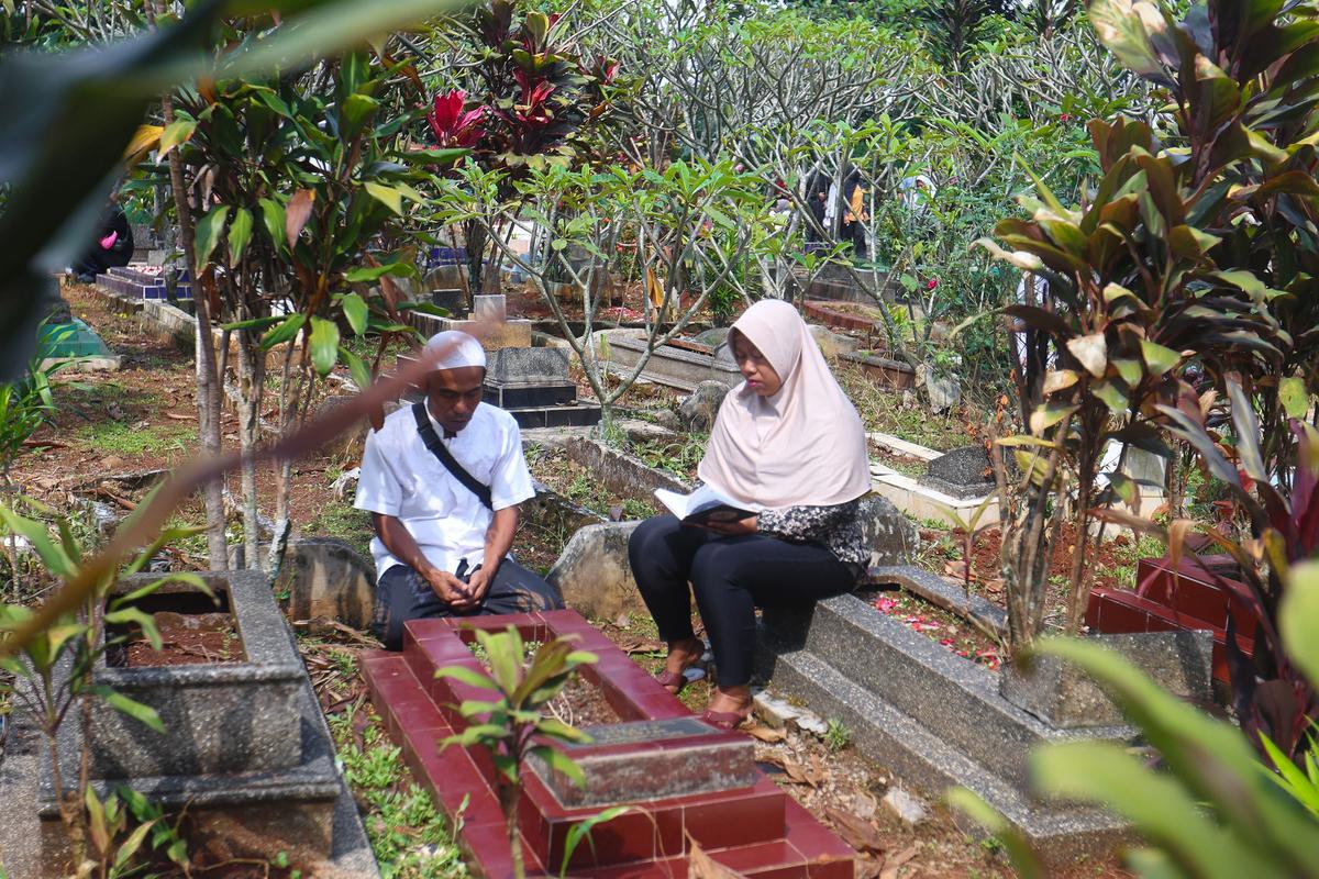 FOTO: Tradisi Ziarah Kubur Usai Shalat  Idul Fitri