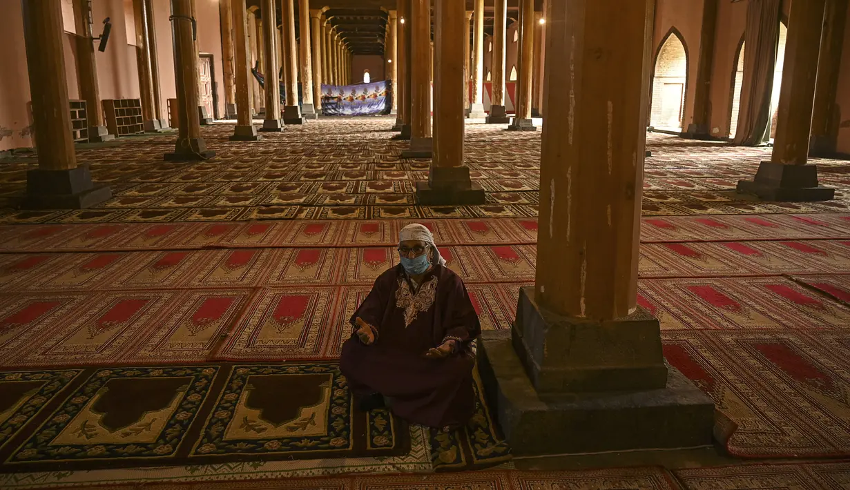 Seorang umat Muslim berdoa di  masjid Jamia selama bulan suci Ramadhan di Srinagar (20/4/2021). Terletak di Nowhatta di tengah Kota Tua, Masjid ini dibuat Sultan Sikandar pada 1394 M dan selesai pada 1402 M, atas perintah Mir Mohammad Hamadani, putra Mir Sayyid Ali Hamadani. (AFP/ Tauseef Mustafa)