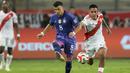 Bek Timnas Argentina, Marcos Acuna (kiri) berusaha mengumpan bola di bawah tekanan striker Peru, Joao Grimaldo pada laga Kualifikasi Piala Dunia 2026 Zona Conmebol di National Stadium, Lima, Peru, Rabu (18/10/2023) pagi WIB. (AP Photo/Martin Mejia)