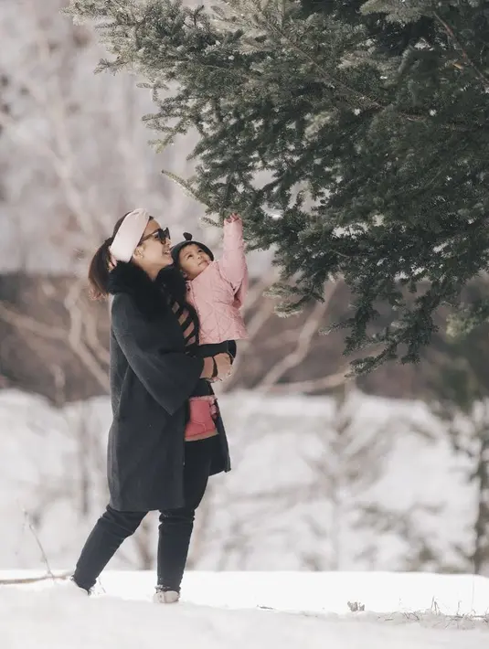 "Kadang dia lagi happy, kadang lagi sebel, kadang lagi cranky. Jadi aku enggak mau ambil pekerjaan terlalu banyak buat Nastusha karena yang kerja dia kan," lanjut Chelsea. (Instagram/chelseaoliviaa)