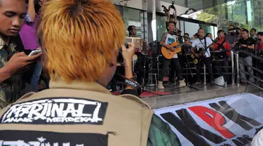 Grup musik dengan genre punk "Marjinal" gelar konser di Gedung Komisi Pemberantasan Korupsi (KPK), Kuningan, Jakarta, Jum'at (20/2/2015).(Liputan6.com/Andrian M Tunay)