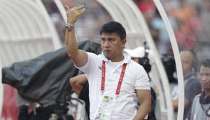 Manajer Persija Jakarta, Ardhi Tjahjoko, memberikan instruksi saat melawan Becamex Binh Duong pada laga Piala AFC di SUGBK, Jakarta, Selasa (26/2). Kedua klub bermain imbang 0-0. (Bola.com/M. Iqbal Ichsan)