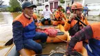 Sejumlah karyawan BRI mendistribusikan paket makanan siap saji kepada masyarakat terdampak banjir menggunaka perahu karet di Abepura, Jayapura, Papua. Bantuan paket makanan sebagai upaya meringankan dan mempercepat pemulihan pasca bencana. (Liputan6.com/HO/Humas BRI)