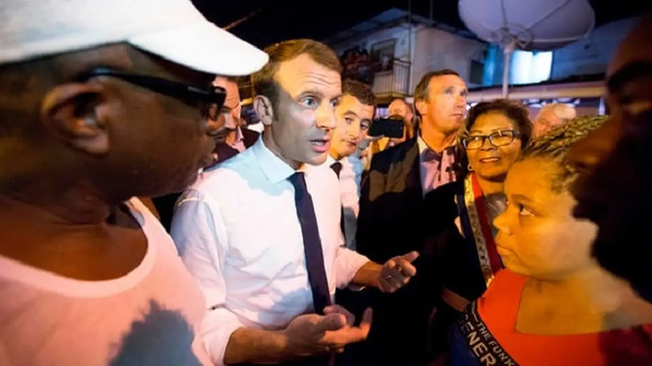 Presiden Prancis Emmanuel Macron saat bertemu dengan warga di Crique, Cayenne