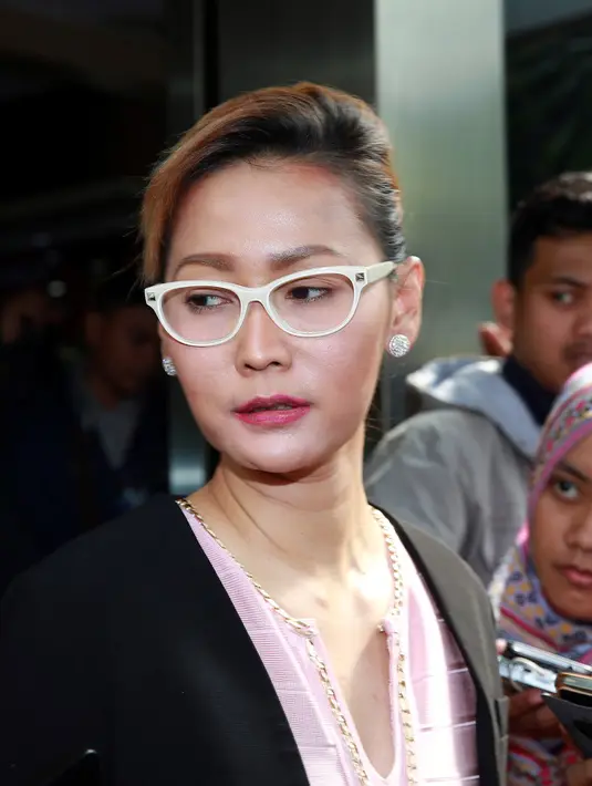 Inul datang ke Polda Metro Jaya tak dengan tangan kosong, ia menyerahkan sejumlah barang bukti terkait pernyataan Andar. (Deki Prayoga/Bintang.com)