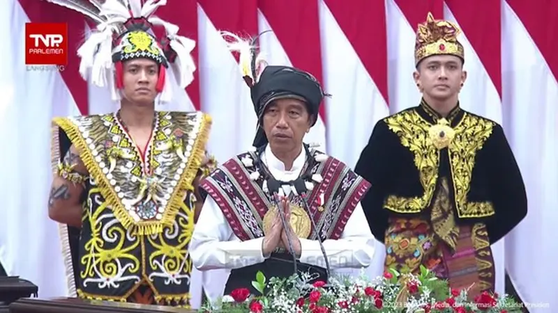 7 Potret Jokowi Pakai Baju Adat Tanimbar Khas Maluku di Sidang Tahunan MPR 2023, Curi Perhatian