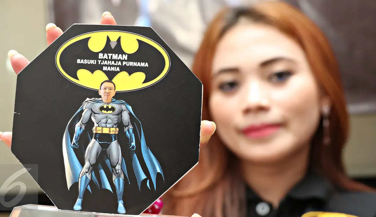 Relawan menunjukkan plakat Basuki Tjahaja Purnama Mania (Batman) di Jakarta, Kamis (17/3/2016). Batman menyatakan siap memenangkan Basuki Tjahaja Purnama sebagai Gubernur DKI Jakarta periode 2017-2022. (Liputan6.com/Immanuel Antonius) 