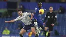 Gelandang Chelsea, Ngolo Kante berebut bola dengan pemain Aston Villa, John McGinn pada pertandingan lanjutan Liga Inggris di Stamford Bridge, London, Selasa (29/12/2020). Tambahan satu poin membuat Chelsea kini mengoleksi 26 angka dari 16 laga. (Catherine Ivill/Pool via AP)