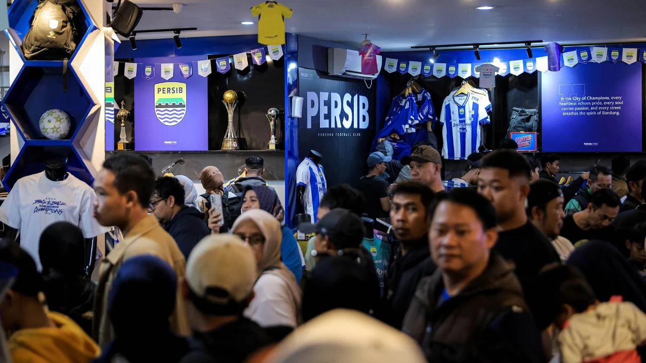 FOTO: Bobotoh Padati Persib Store Jelang Laga Penentu Juara