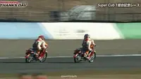 Pada Honda Racing Thank's Day, Marc Marquez dan Dani Pedrosa balapan dengan mengendarai motor bebek.