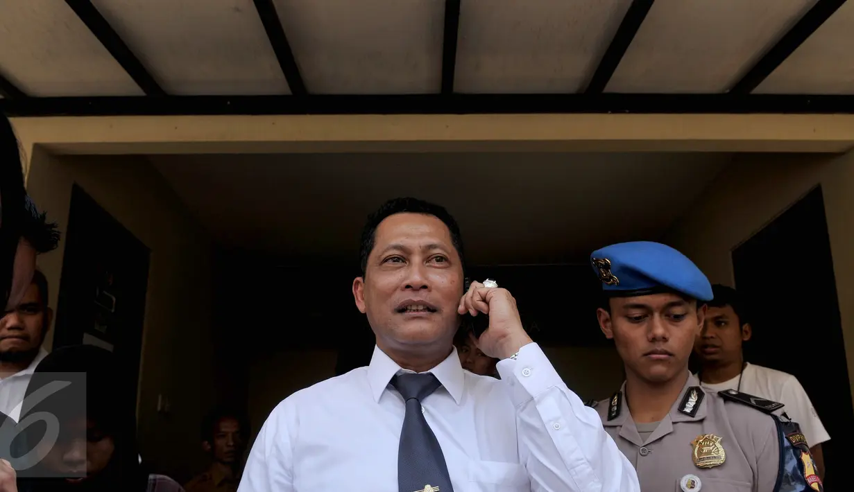 Kabareskrim Komjen Pol Budi Waseso menerima telepon disela memberi keterangan di Mabes Polri, Jakarta, Rabu (2/9/2015). Pria yang akrab disapa Buwas itu mengaku belum mengetahui mengenai informasi bahwa dirinya akan dicopot. (Liputan6.com/Johan Tallo)