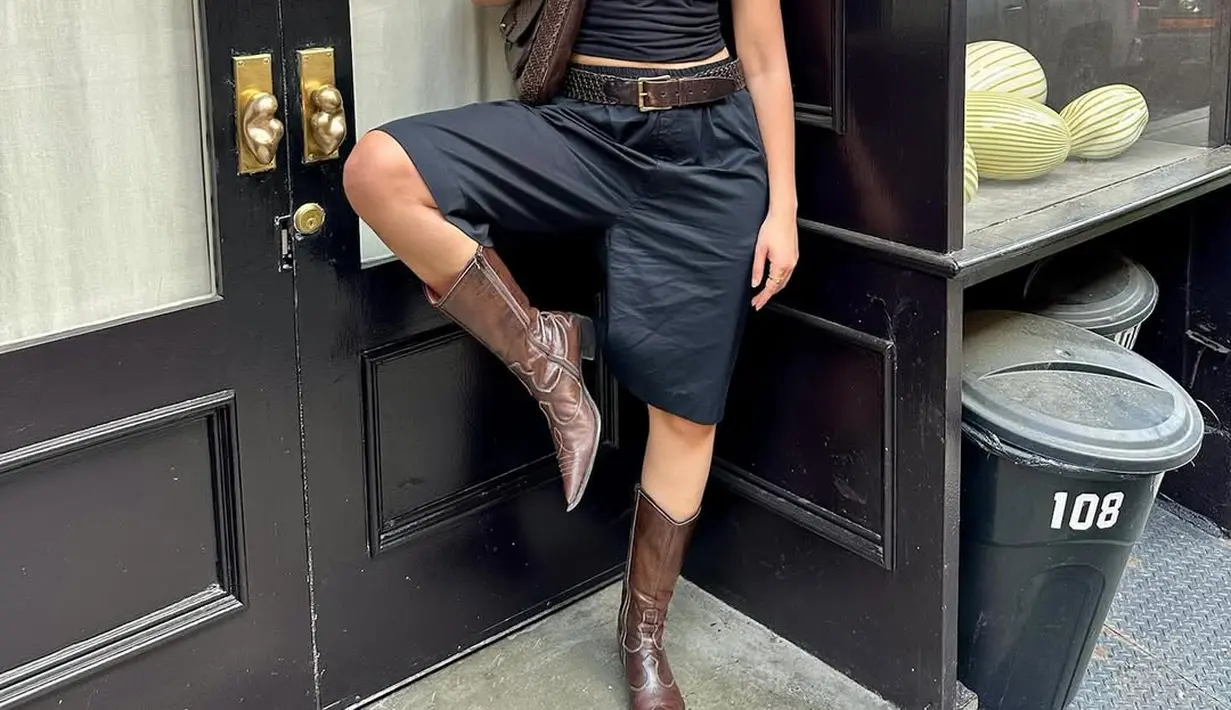 Boots dan jort menjadi tampilan yang begitu stylish. (Foto: Instargam/ Rama Duwaji)
