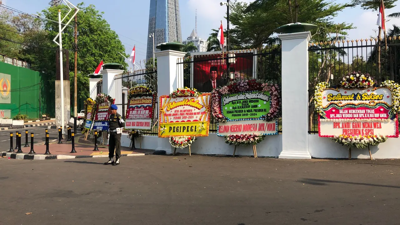 Sejumlah karangan bunga yang dikirim ke Kompleks DPR/MPR. (Liputan6.com/Delvira Hutabarat)
