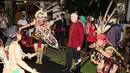 Dubes Amerika Serikat untuk Indonesia Joseph R. Donovan Jr, saat melihat tarian Dayak dari Kalimantan pada Perayaan HUT ke-241 Amerika Serikat di kediaman Dubes AS, Jakarta, Kamis (27/7). (Liputan6.com/Angga Yuniar)