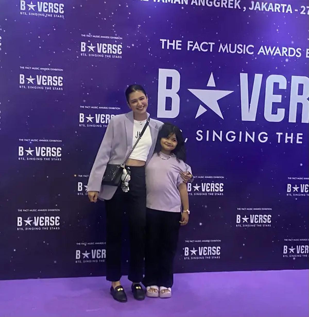5 Gaya Publik Figur dengan Busana Ungu di Purple Carpet Pameran BTS BSTARVERSE