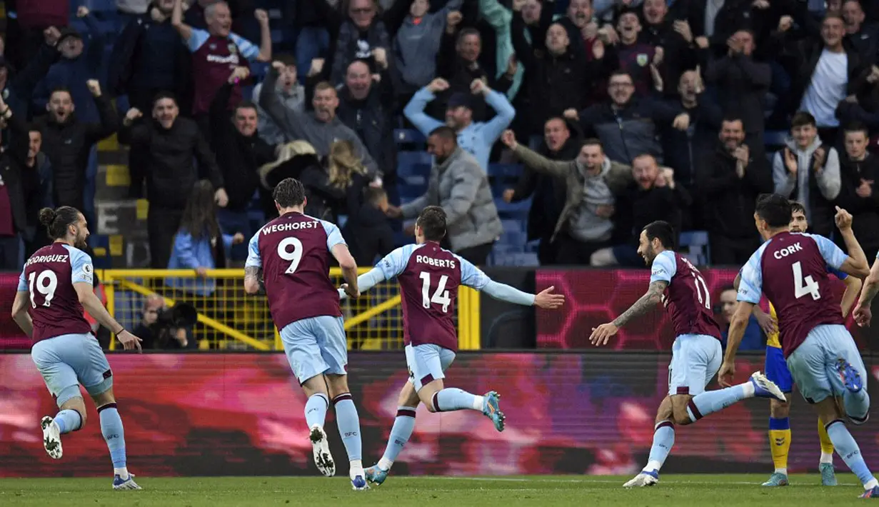 <p>Pemain Burnley Connor Roberts (tengah) merayakan golnya ke gawang Southampton di depan para penggemar pada pertandingan Liga Inggris di Turf Moor, Burnley, Inggris, 21 April 2022. Burnley menang 2-0. (Oli SCARFF/AFP)</p>
