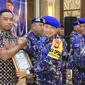 Kepala Dinas Komunikasi dan Informatika Kabupaten Taliabu Basiludin La Besi mewakili Bupati Pulau Taliabu Aliong Mus menerima penghargaan dari Kepolisian Daerah Maluku Utara.