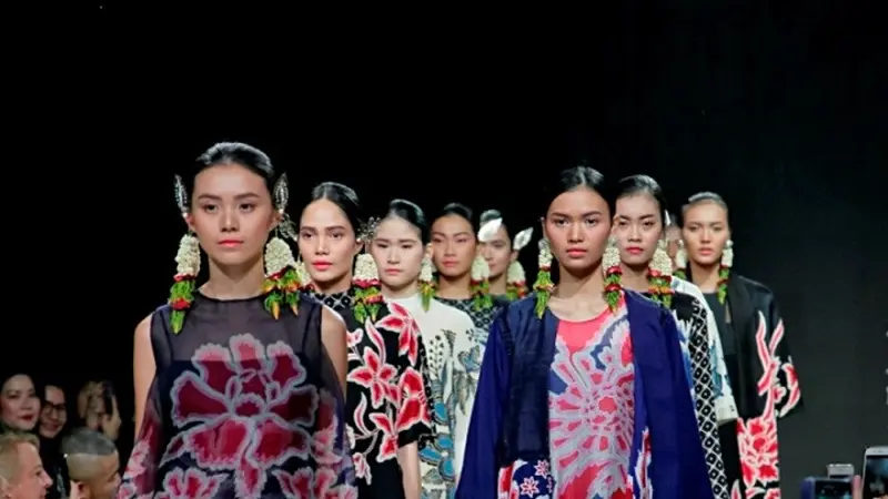 Iwan Tirta Private Collection di Plaza Indonesia Fashion Week 2018