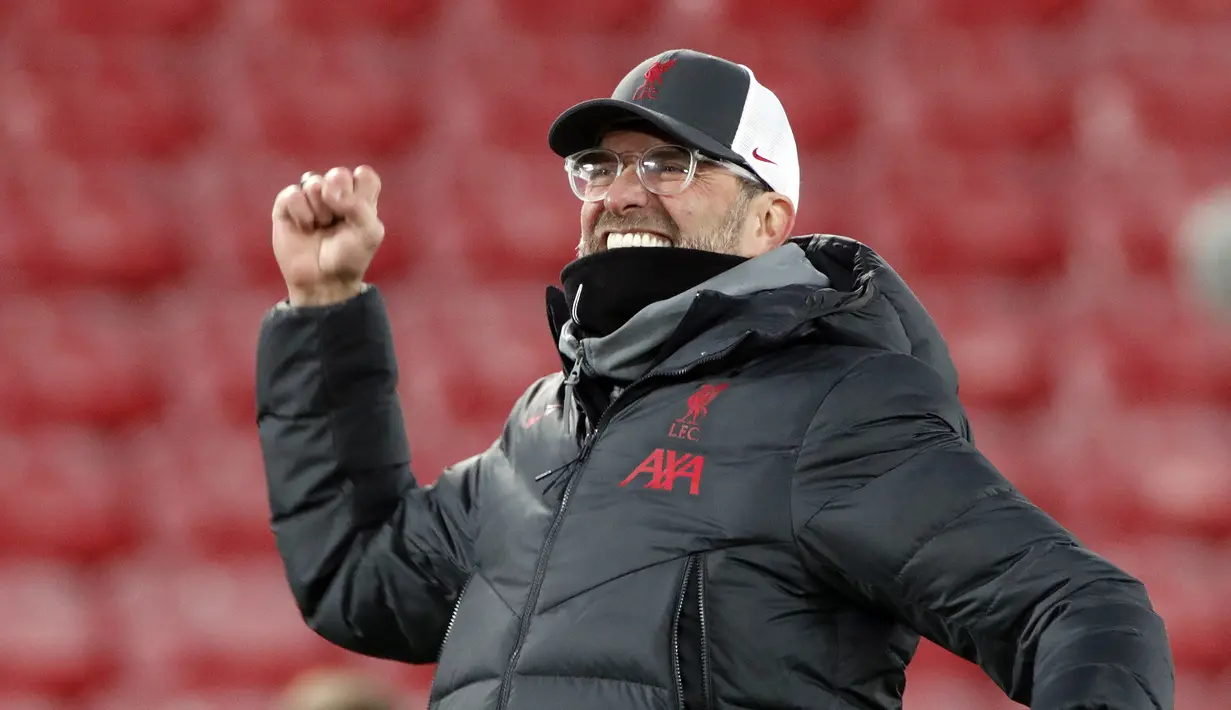 Pelatih Liverpool, Jurgen Klopp, meluapkan kegembiraan usai mengalahkan Wolverhampton Wanderers 4-0 dalam laga lanjutan Liga Inggris 2020/21 pekan ke-11 di Anfield Stadium, Minggu (6/12/2020). (Pool via AFP/Clive Brunskill)