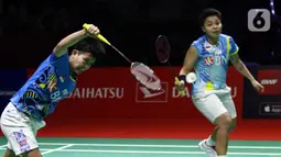 Pebulu tangkis ganda putri Indonesia, Apriyani Rahayu/Siti Fadia Silva Ramadhanti saat bertanding melawan Pearly Tan/ Thinaah Muralitharan (Malaysia) pada Semifinal Indonesia Masters 2022 di Istora Senayan, Jakarta, Sabtu (11/6/2022). Apriyani/Siti Fadia unggul dan melaju ke Final Indonesia Masters 2022. (Liputan6.com/Helmi Fithriansyah)