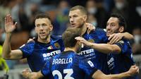 Pemain Inter Milan Edin Dzeko (tengah) melakukan selebrasi usai mencetak gol ke gawang Juventus pada pertandingan Serie A di Stadion San Siro, Milan, Italia, Minggu (24/10/2021). Pertandingan berakhir dengan skor 1-1. (AP Photo/Luca Bruno)