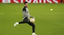 Penyerang Barcelona,  Robert Lewandowski menendang bola saat mengikuti sesi latihan di Old Trafford, Manchester, Inggris, Rabu 22 Februari 2023. Barcelona akan menghadapi Manchester United pada leg kedua leg kedua play-off Liga Europa. (Martin Rickett/PA via AP)
