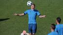 Gelandang Real Madrid, Toni Kroos, mengontrol bola saat mengikuti sesi latihan jelang laga Liga Champions di Madrid, Selasa (12/9/2017). Real Madrid akan berhadapan dengan  Apoel FC. (AP/Paul White)