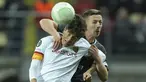 Penyerang AS Roma Eldor Shomurodov berebut bola dengan gelandang Zorya Luhansk, Lovro Cvek pada lanjutan matchday kedua Grup C Liga Konferensi Eropa, Jumat (1/10/2021) dini hari WIB. AS Roma menang meyakinkan 3-0. (AP Photo/Oleg Kozin)