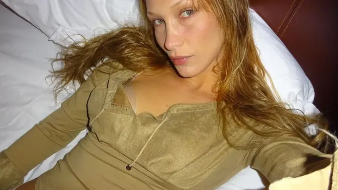 Penampilan Baru Bella Hadid dengan Rambut Pirang yang Dinilai Makin Mirip Gigi Hadid