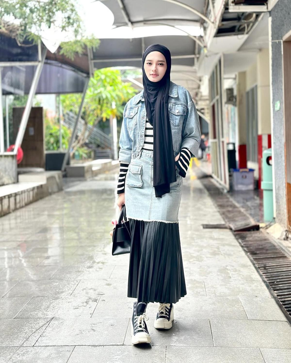 Potret Cantik Inara Rusli Tampil Stylish Padukan Busana Denim