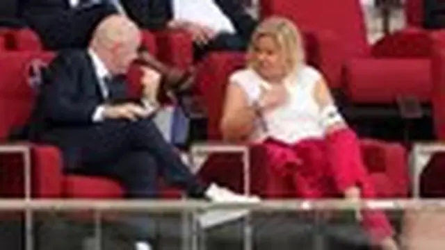 Presiden FIFA Tak Berkutik di Hadapan 2 Wanita yang Terang-Terangan Pakai Ban Kapten One Love