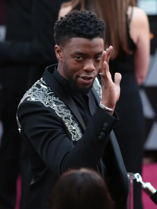 Aktor Chadwick Boseman menyapa awak media saat menghadiri Academy Awards ke-90 di Hollywood, California (4/3). (AFP Photo/Kyle Grillot)