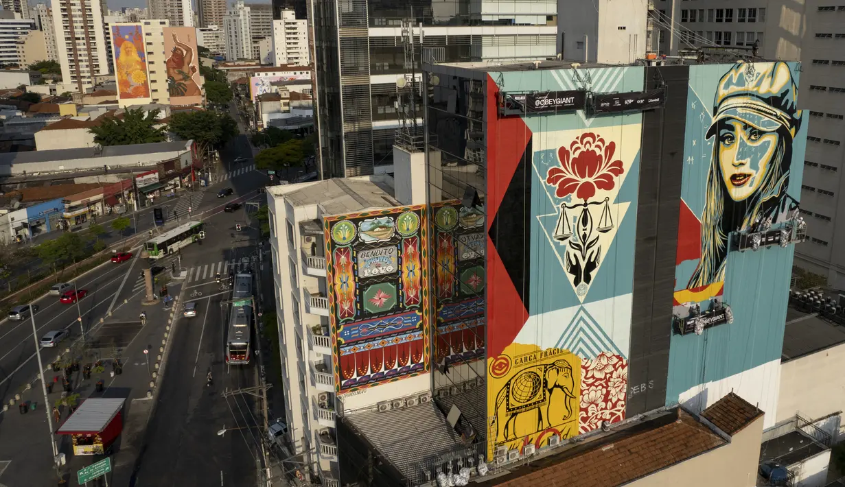 Mural raksasa yang dibuat oleh seniman Obey Giant dipajang di dinding bangunan di Sao Paulo, Brasil, Selasa (28/9/2021). Para seniman mural papan atas dikerahkan membuat lukisan raksasa karya terbaik mereka untuk berpartisipasi dalam festival di kota tersebut selama seminggu. (AP Photo/Andre Penner)