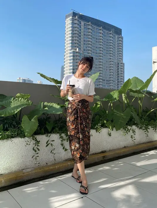 <p>Kain batik juga cocok lho untuk dipakai pergi santai. Kamu bisa mix dengan kaos putih polos seperti Vonzy. (sumber : Instagram @vonnyfelicia)</p>