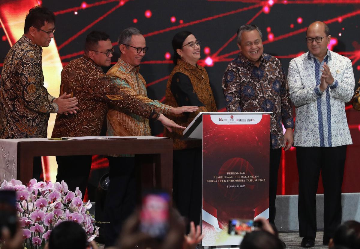 Menkeu Sri Mulyani buka perdagangan bursa tahun 2025