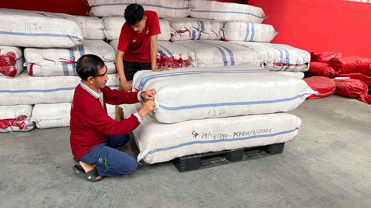Kementerian Sosial (Kemensos) mengirimkan bantuan logistik senilai Rp1,04 miliar dari Lumbung Sosial di Regional Makassar ke Dinas Sosial Provinsi Sulawesi Selatan (Sulsel). (Foto: Kemensos)
