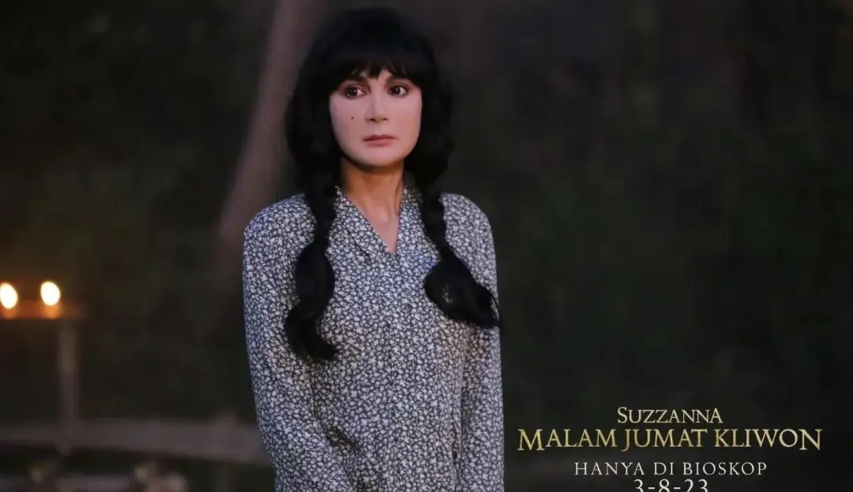 Pilihan kebaya tradisional yang sederhana, namun cantik dari Luna Maya. Ini masih saat Luna Maya memerankan Suzzana, ia mengenakan kebaya tradisional bernuansa biru dengan motif bulatan putih kecil-kecil. [Foto: Instagram/suzzannaofficial]