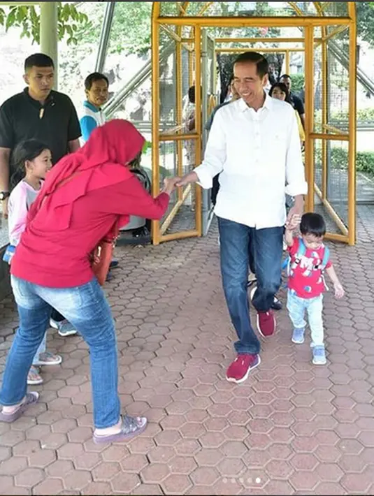Jokowi Momong Cucu