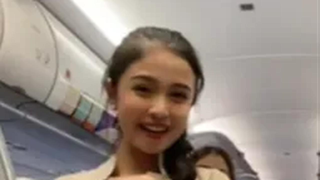 Aksi para Pramugari Lipsync di Atas Pesawat jadi Perhatian, Sosoknya Cantik & Gemesin Banget