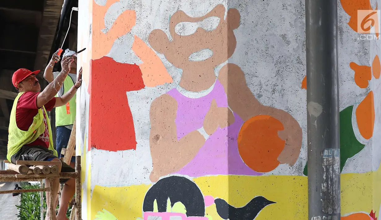 Peserta mengikuti kompetisi mural di tiang tol kawasan Rawamangun, Jakarta, Sabtu (4/5). Kompetisi tersebut digelar dalam rangka menyambut kegiatan Asian Games 2018 yang akan berlangsung di Jakarta dan Palembang. (Liputan6.com/Immanuel Antonius)