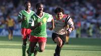 Striker asal Kamerun, Roger Milla bisa dikatakan merupakan salah satu pesepak bola terbaik asal benua Afrika. Mantan pemain klub asal Indonesia, Pelita Jaya, itu baru pensiun saat berusia 42 tahun. (AFP)