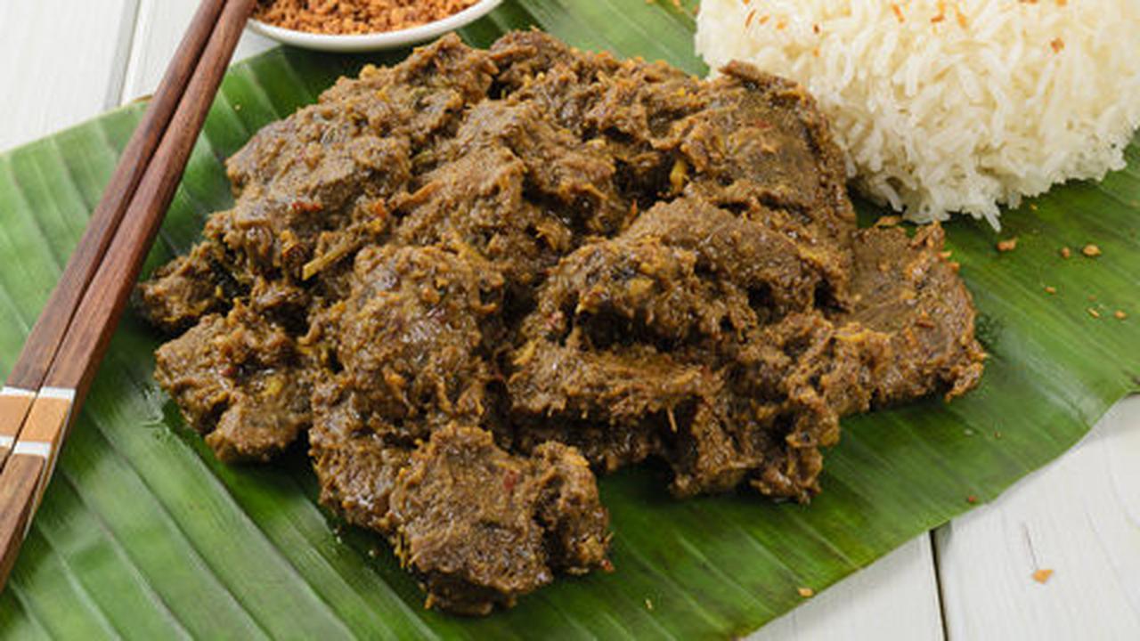 Tradisi warga Padang sahur pertama Ramadan wajib ada menu rendang