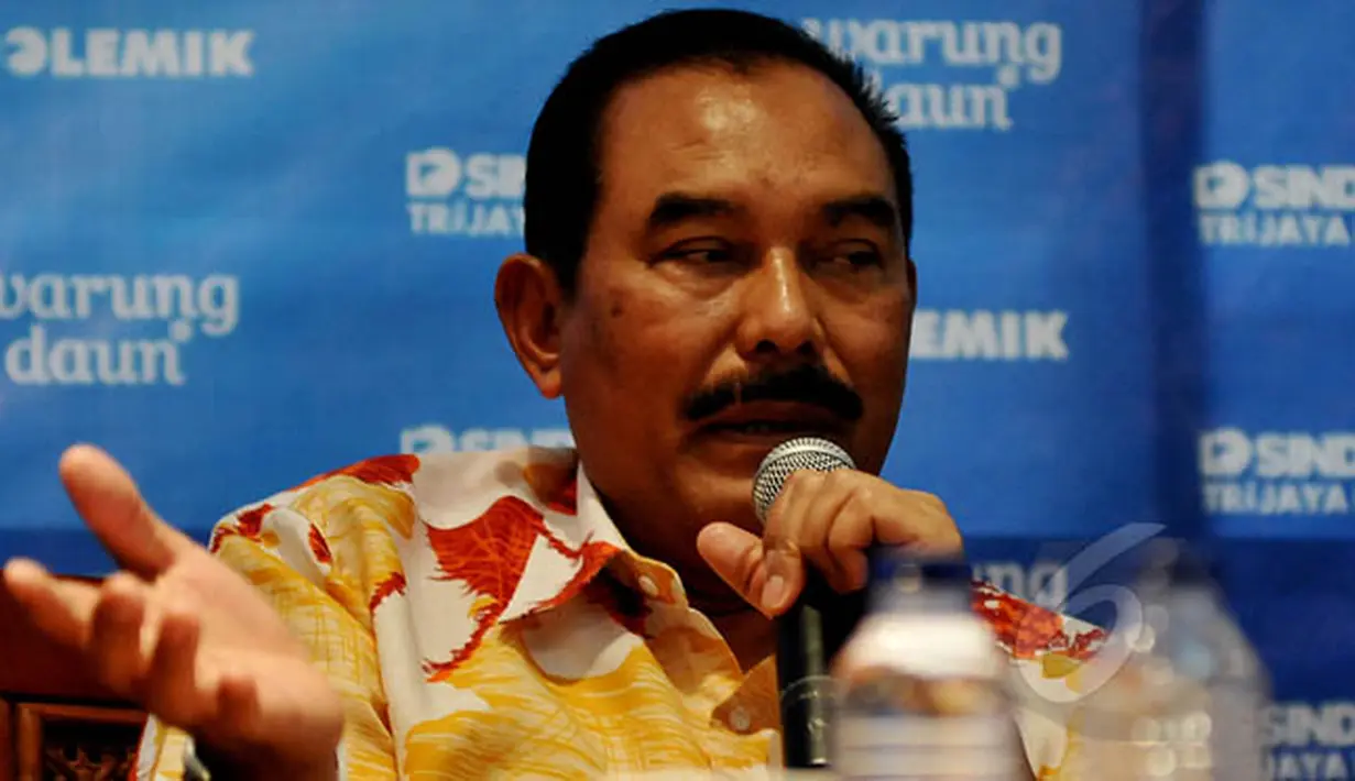 Pengamat kepolisian Irjen Pol (Purn) Sisno Adiwinoto saat menjadi pembicara pada diskusi bertajuk "Babak Baru KPK Polri" di Jakarta, Sabtu (21/2/2015). Diskusi tersebut mengenai pencalonan Badrodin Haiti sebagai calon Kapolri. (Liputan6.com/Johan Tallo)