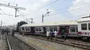 Sejumlah penumpang berdiri di samping gerbong kereta surburban yang bertabrakan dengan kereta ekspres antarkota di Stasiun Kereta Api Kachiguda di Hyderabad, India (11/9/2019). Sekitar 12 orang terluka akibat kecelakaan tersebut. (AFP Photo/Noah Seelam)