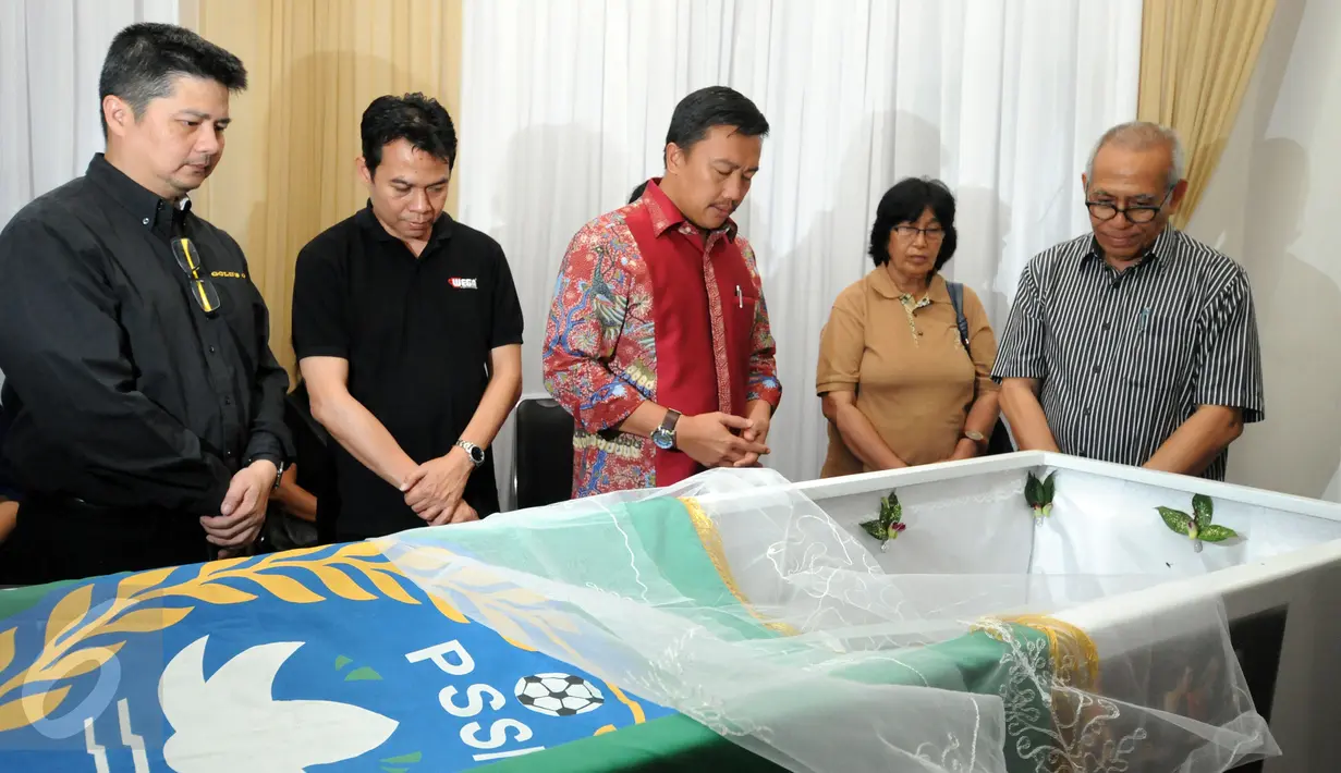 Menpora Imam Nahrawi (tengah) berdoa di sisi jenazah legenda sepakbola Indonesia, Sinyo Aliandoe yang wafat di Jakarta, Rabu (18/11/2015). Sinyo wafat di usia 77 tahun dan akan dikebumikan pada Jumat (20/11). (Liputan6.com/Helmi Fithriansyah)