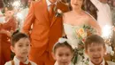 Di sampingnya, terlihat Zarry yang tampil gagah mengenakan setelan jas, vest, dan dasi berwarna oranye yang cerah di atas kemeja warna putih.  [@loka.mata]