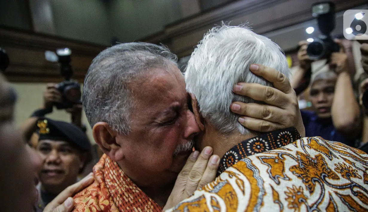 Mantan Direktur Utama PT PLN Sofyan Basir mencium kerabatnya usai sidang pembacaan putusan di Pengadilan Tipikor, Jakarta, Senin (4/11/2019). Sofyan Basir divonis bebas dalam kasus dugaan suap proyek PLTU Riau-1. (Liputan6.com/Faizal Fanani)